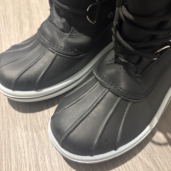 Brand new women’s snow boots. Warm, fur lined. - Picture 5 of 5